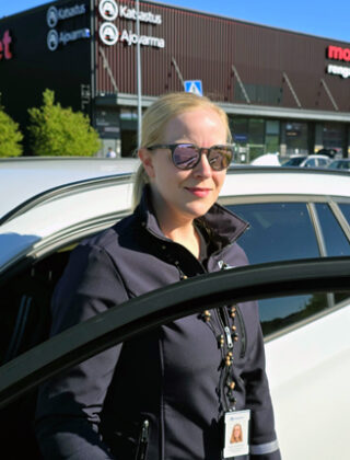 Ajovarman tutkinnonvastaanottaja Laura Simonen