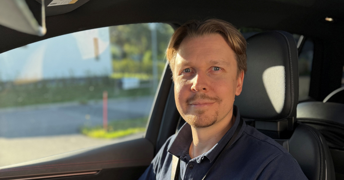 Ajovarman laatupäällikkö Markus Vanhala autossa