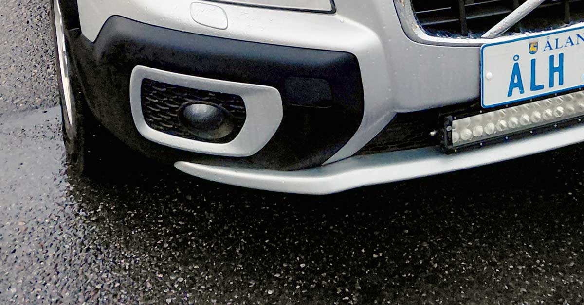 Ajoneuvo, jossa näkyy osa ahvenanmaalaista rekisterikilpeä