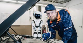 K1 Katsastuksen katsastaja ja robotti