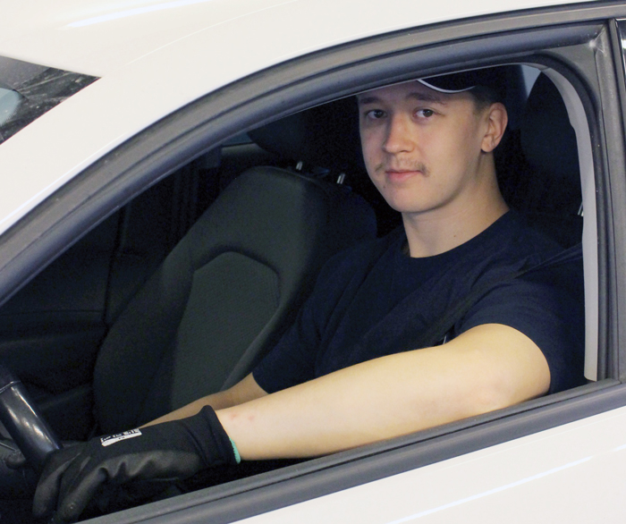 K1 Katsastuksen Ari Kotamaa autossa